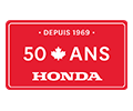 On superpose à cette vidéo une plaque d’immatriculation rouge sur laquelle on peut lire : Depuis 1969 – 50 ans — Honda.
