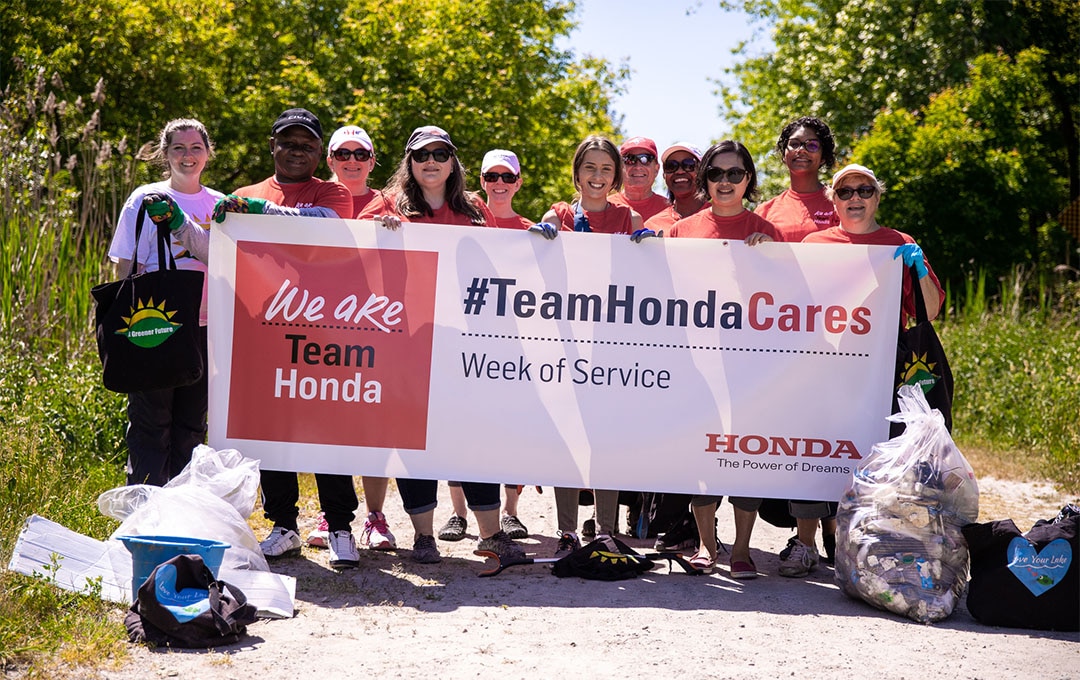  Des bénévoles de Honda représentant Team Honda