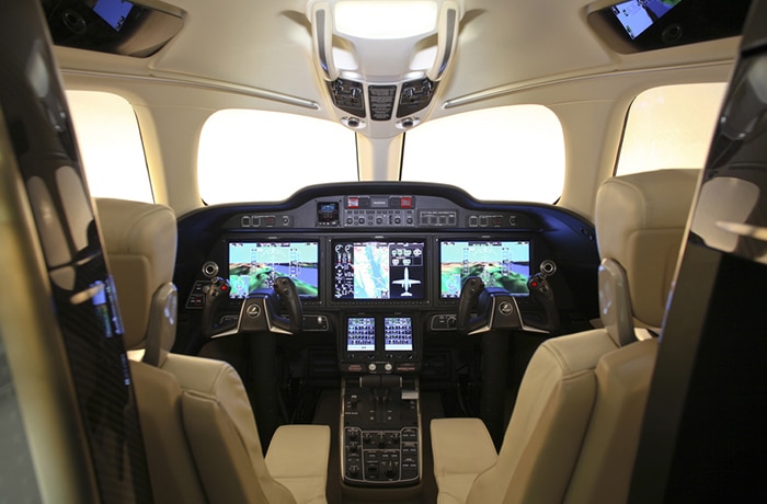 Image du cockpit d’un HondaJet.