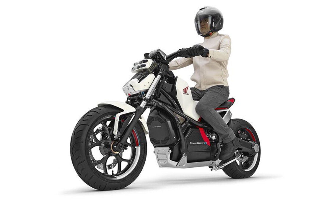 Image d’un homme conduisant la motocyclette Honda munie du système RideAssist avec autoéquilibrage.